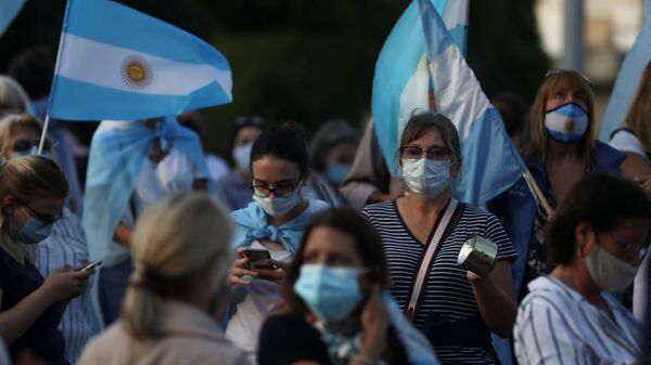 Manifestantes protestam contra medidas de restrição para conter a COVID-19 impostas em Buenos Aires, Argentina, 17 de abril de 2021  - Sputnik Brasil