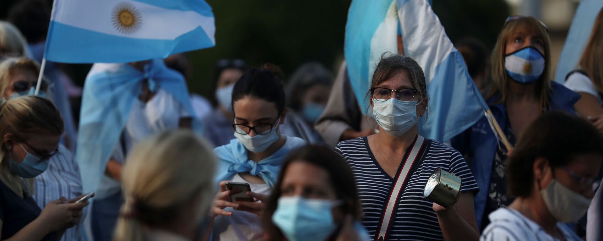 Manifestantes protestam contra medidas de restrição para conter a COVID-19 impostas em Buenos Aires, Argentina, 17 de abril de 2021  - Sputnik Brasil, 1920, 11.01.2022