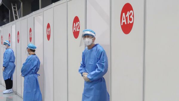 Agente da Saúde aguarda paciente para administrar vacina contra a COVID-19 em Pequim, China, 15 de abril de 2021  - Sputnik Brasil