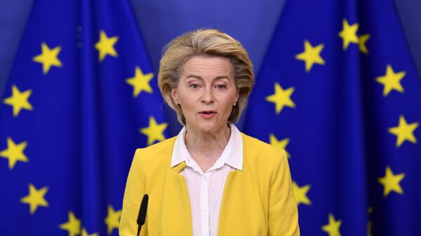 A presidente da Comissão Europeia, Ursula von der Leyen, faz uma declaração após uma reunião do colégio de comissários na sede da UE em Bruxelas, 14 de abril de 2021 - Sputnik Brasil