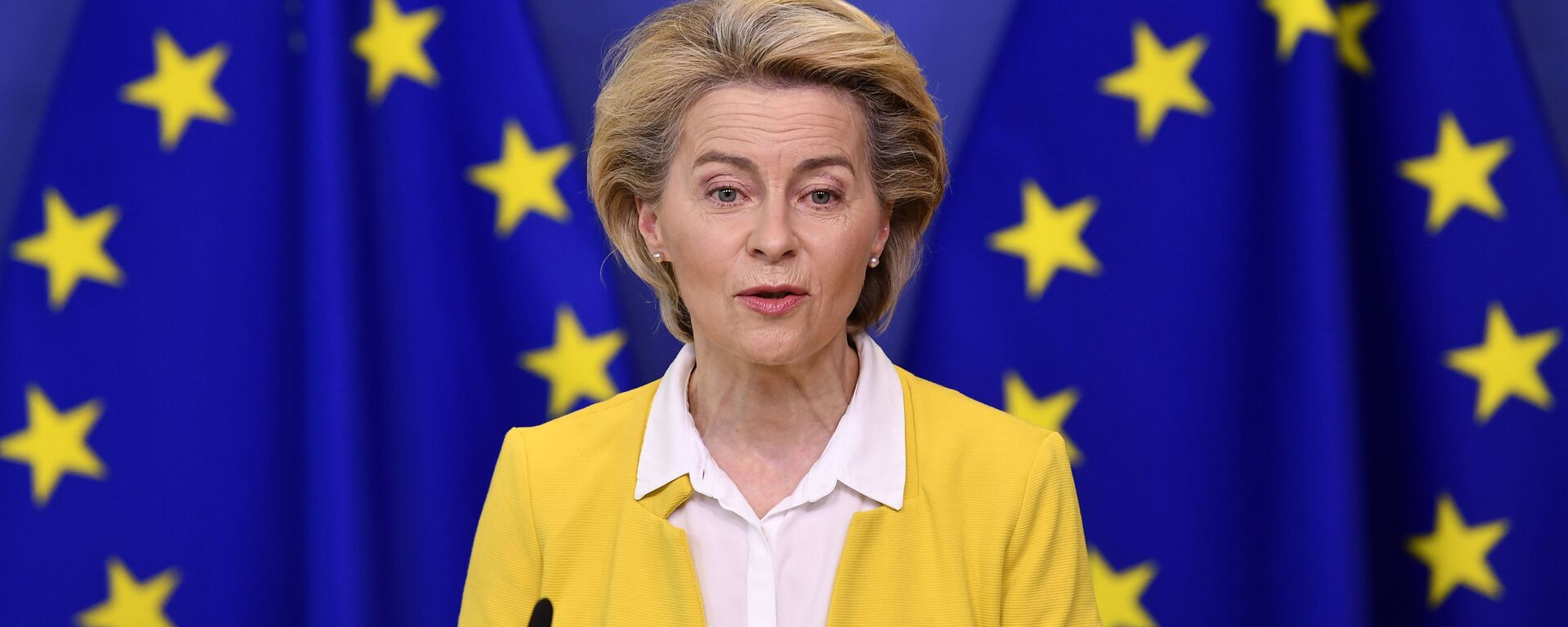 A presidente da Comissão Europeia, Ursula von der Leyen, faz uma declaração após uma reunião do colégio de comissários na sede da UE em Bruxelas, 14 de abril de 2021 - Sputnik Brasil, 1920, 16.09.2021