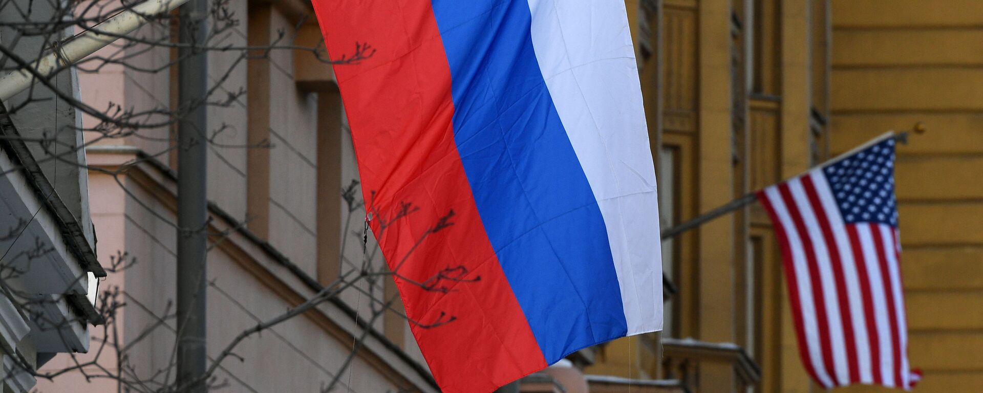 Bandeiras russa e norte-americana na embaixada dos EUA em Moscou, Rússia - Sputnik Brasil, 1920, 07.02.2023