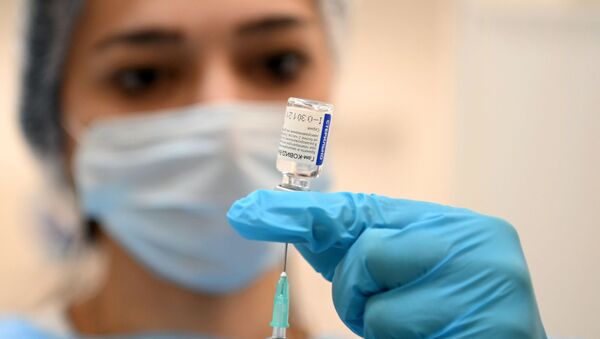 Agente da Saúde prepara dose da vacina russa contra a COVID-19, Sputnik V, em posto de vacinação em shopping center de Moscou, Rússia, 17 de março de 2021  - Sputnik Brasil