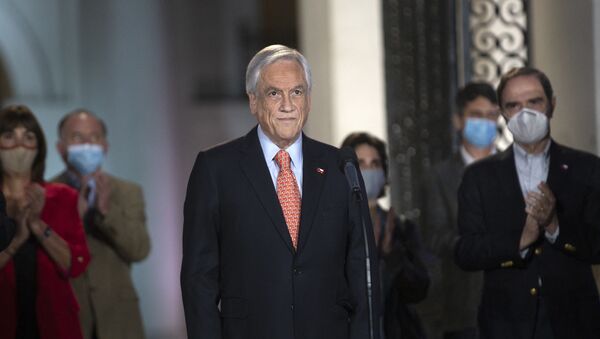 O presidente do Chile, Sebastián Piñera, se prepara para pronunciamento no palácio presidencial La Moneda, em Santiago, no dia 25 de outubro de 2020 - Sputnik Brasil