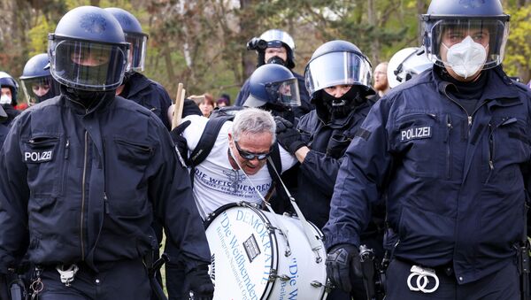 Manifestante é detido em Berlim durante protesto contra as medidas de isolamento adotadas pelo governo alemão para conter a disseminação do novo coronavírus - Sputnik Brasil