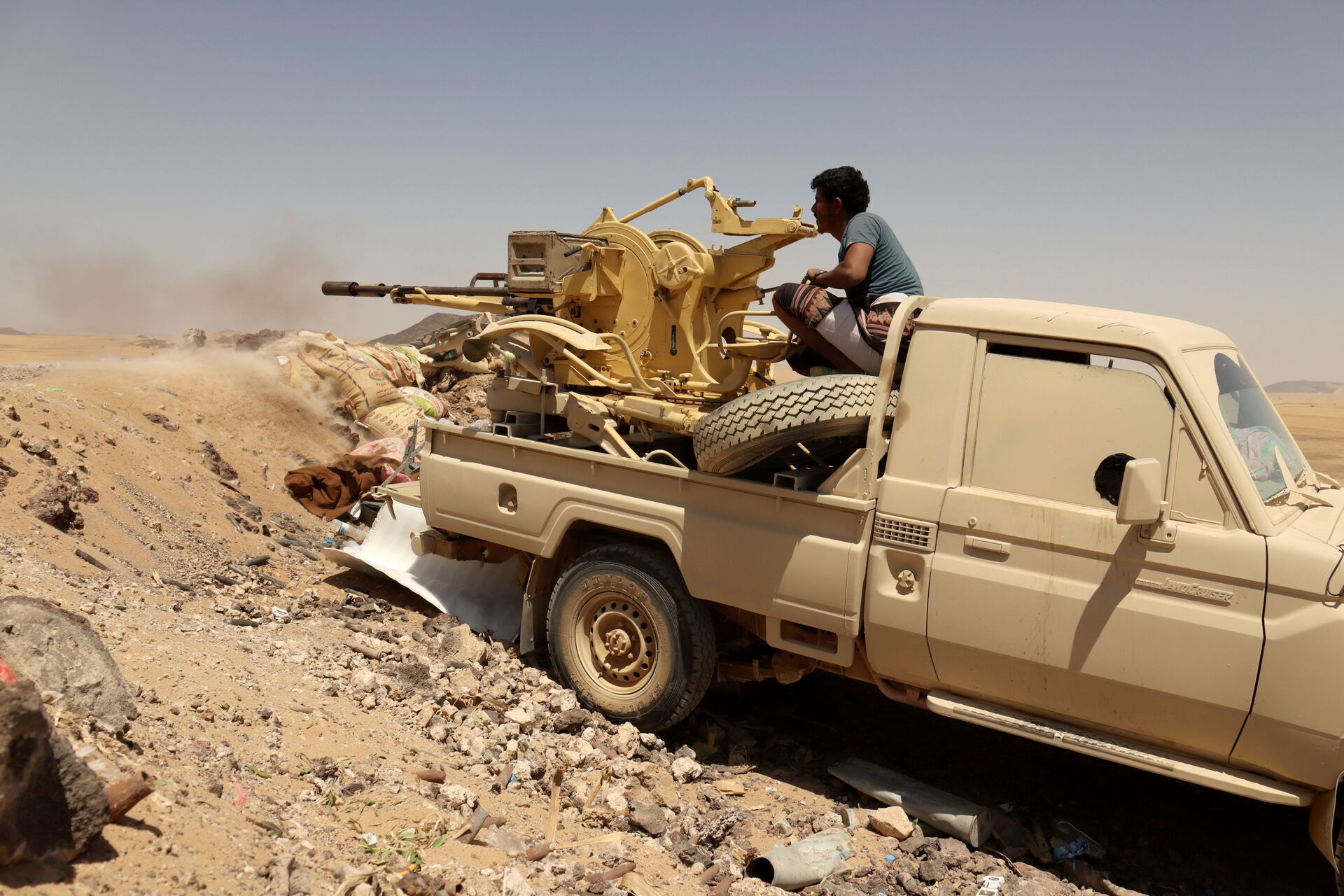 Um soldado do governo iemenita dispara arma montada em um veículo na linha de frente do combate contra os houthis em Marib, Iêmen, em 28 de março de 2021 - Sputnik Brasil, 1920, 14.03.2022