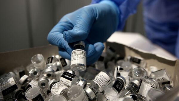 Uma enfermeira coloca um frasco de vacina Pfizer/BioNTech contra COVID-19 usado em uma caixa de descarte com frascos vazios no Centro de Congressos Messe Wien, em Viena, Áustria, 7 de fevereiro de 2021 - Sputnik Brasil