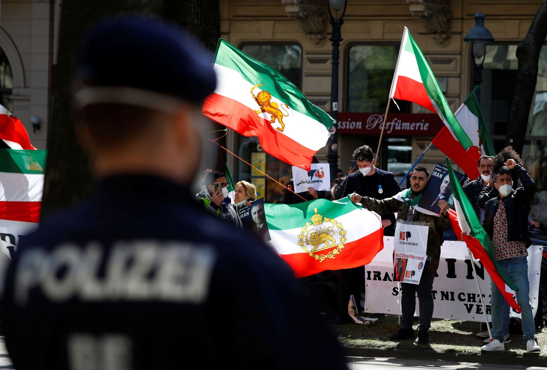Um grupo de oposição do Irã protesta em frente ao hotel, durante uma reunião da Comissão Conjunta JCPOA, em Viena, Áustria, em 9 de abril de 2021 - Sputnik Brasil, 1920, 09.11.2021
