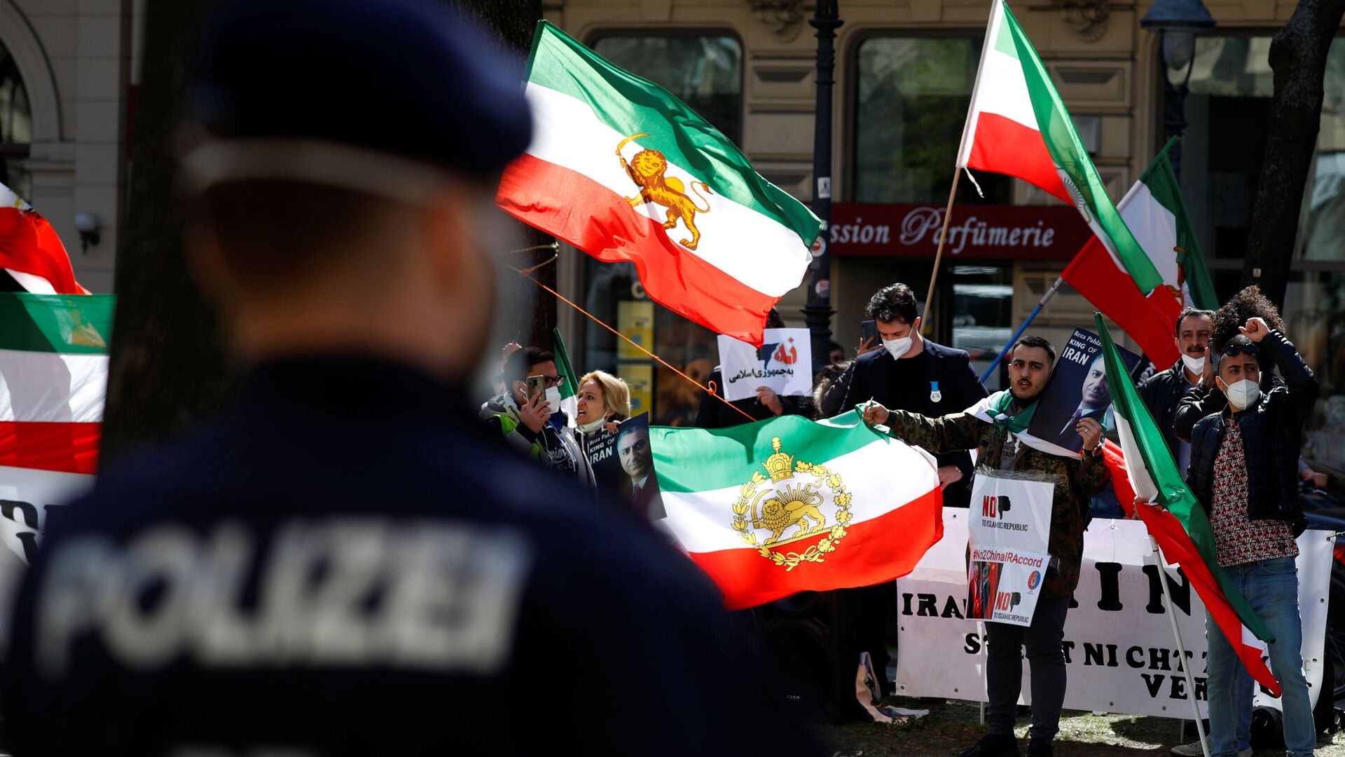 Um grupo de oposição do Irã protesta em frente ao hotel, durante uma reunião da Comissão Conjunta JCPOA, em Viena, Áustria, em 9 de abril de 2021 - Sputnik Brasil, 1920, 27.04.2021