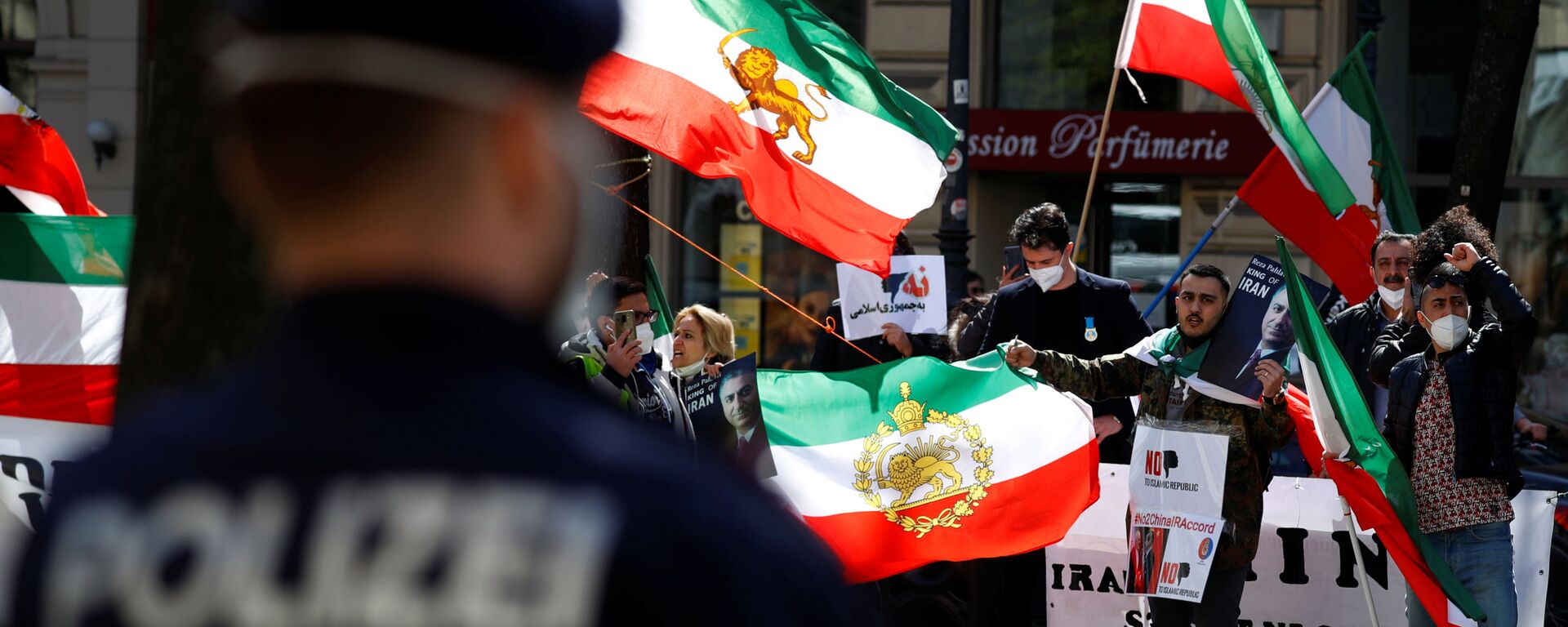 Um grupo de oposição do Irã protesta em frente ao hotel, durante uma reunião da Comissão Conjunta JCPOA, em Viena, Áustria, em 9 de abril de 2021 - Sputnik Brasil, 1920, 25.11.2021