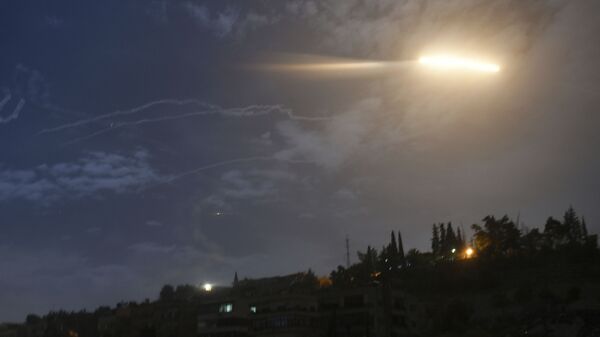 Em Damasco, na Síria, mísseis sobrevoam área na região do aeroporto internacional local. Imagem de arquivo - Sputnik Brasil