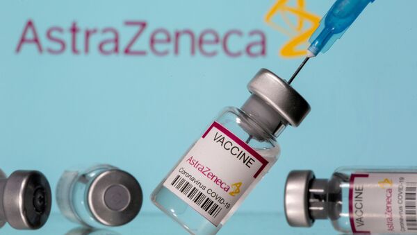 Vacina da AstraZeneca contra o SARS-CoV-2 e seringa na frente do logo da empresa, em 14 de março de 2021 - Sputnik Brasil