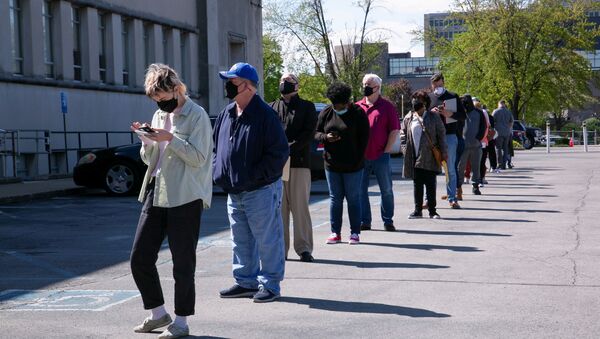 Pessoas fazem fila do lado de fora de uma central de vagas em Louisville, EUA, 15 de abril de 2021 - Sputnik Brasil