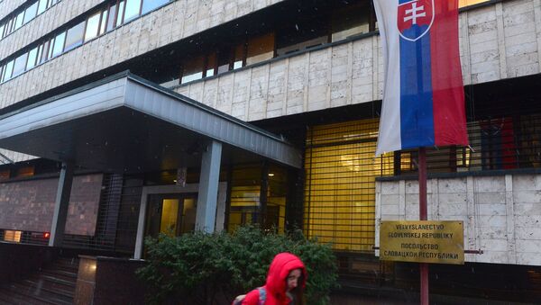 Mulher passa pelo prédio da Embaixada da República da Eslováquia em Moscou, Rússia - Sputnik Brasil