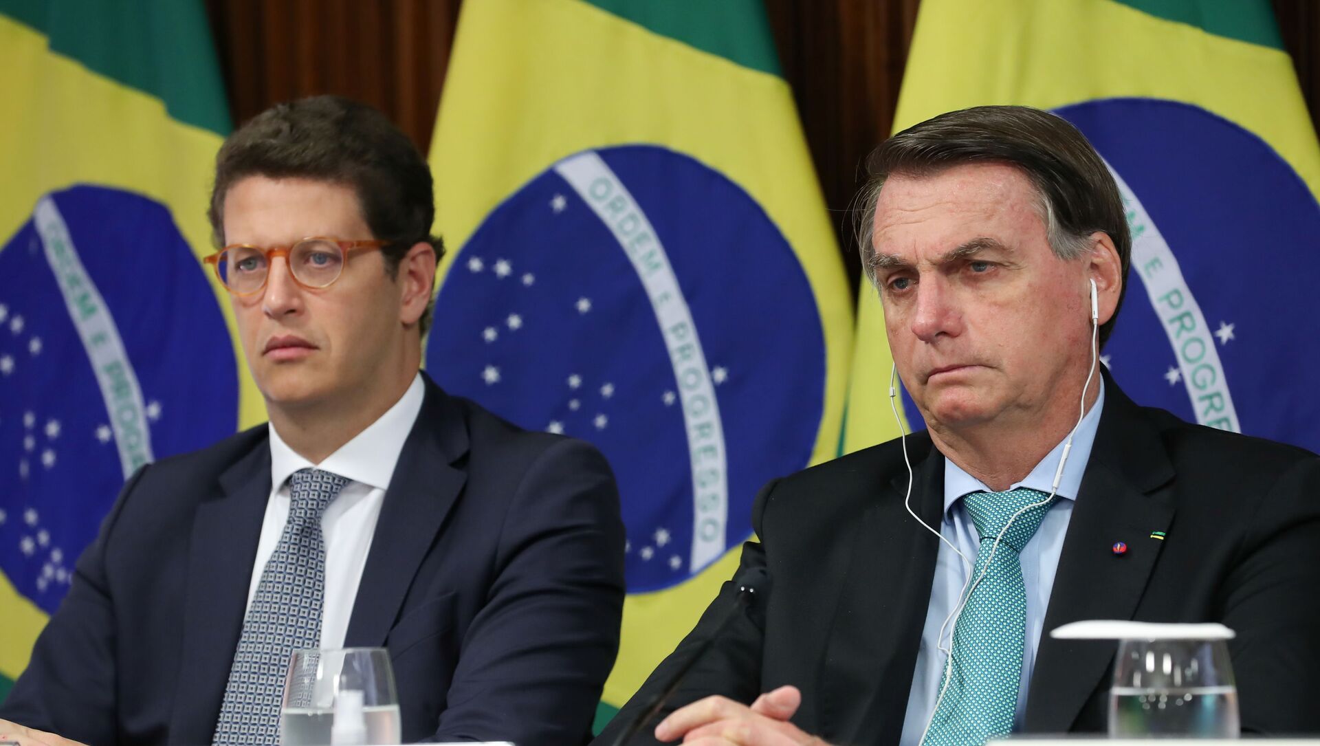 O presidente do Brasil, Jair Bolsonaro, e o ministro do Meio Ambiente, Ricardo Salles, participam da Cúpula do Clima virtual por meio de um link de vídeo em Brasília, Brasil, em 22 de abril de 2021 - Sputnik Brasil, 1920, 22.04.2021