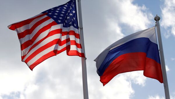 Bandeiras da Rússia e dos EUA hasteadas perto de uma fábrica em Vsevolozhsk, Rússia, 27 de março de 2019 - Sputnik Brasil