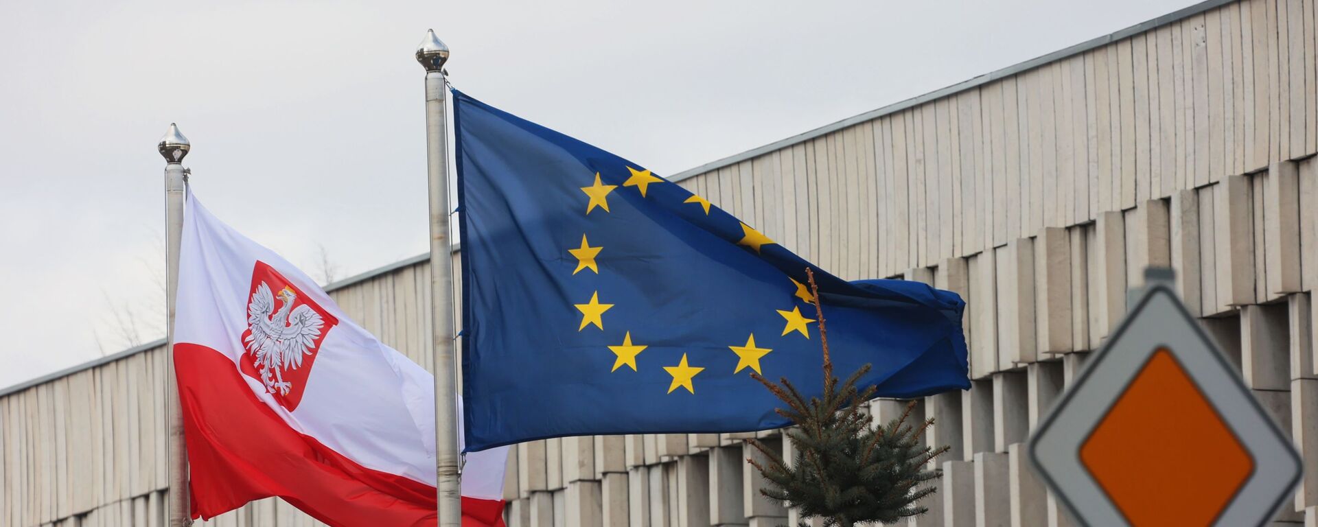 Bandeiras da Polônia e da União Europeia na embaixada da Polônia em Moscou, Rússia - Sputnik Brasil, 1920, 04.06.2022