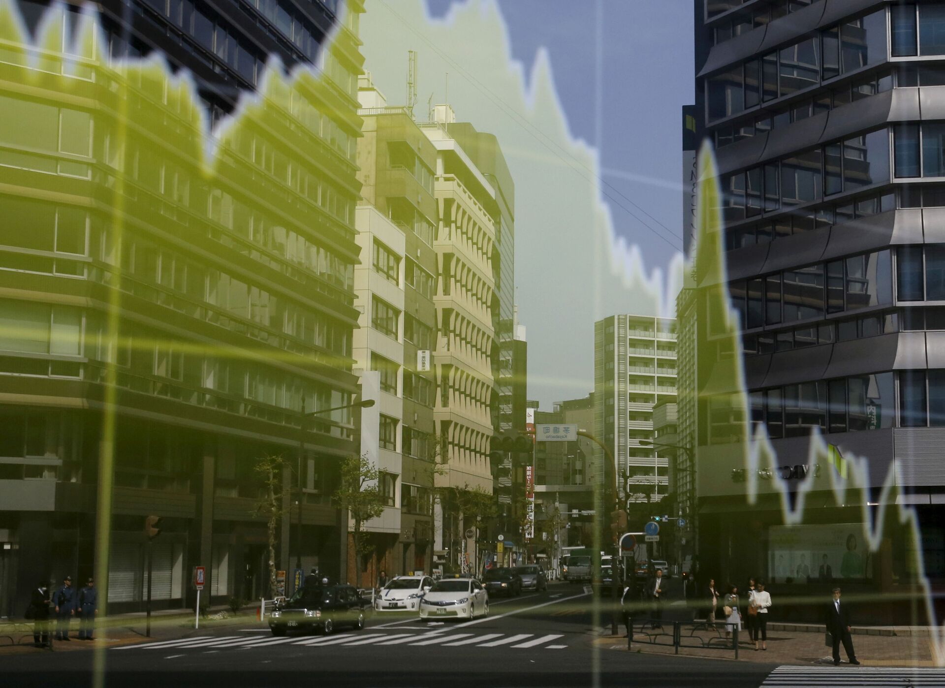 Homem de negócios e edifícios de escritórios refletidos em um quadro eletrônico mostrando um gráfico da taxa de câmbio do iene japonês em relação ao dólar dos EUA fora de uma corretora em Tóquio, Japão, 20 de abril de 2016 - Sputnik Brasil, 1920, 09.11.2021