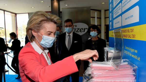 A presidente da Comissão Europeia, Ursula von der Leyen, em visita às instalações da Pfizer em Puurs, na Bélgica - Sputnik Brasil