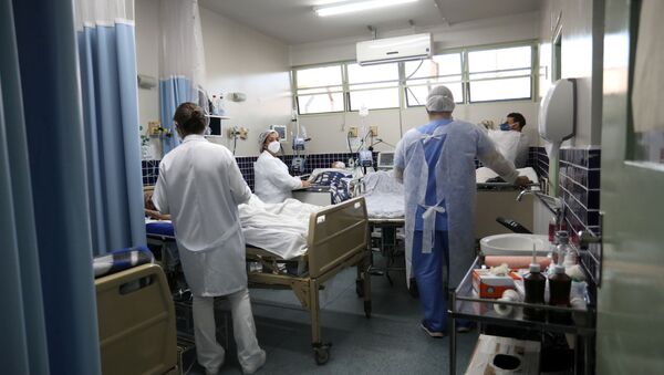 Profissionais de Saúde cuidam de pacientes com COVID-19 em Bauru, em São Paulo, no dia 23 de março de 2021 - Sputnik Brasil