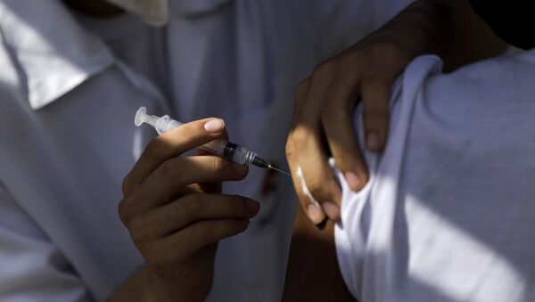 Pessoa recebe dose da vacina AstraZeneca, em Duque de Caxias, no Rio de Janeiro, Brasil, 21 de abril de 2021 - Sputnik Brasil