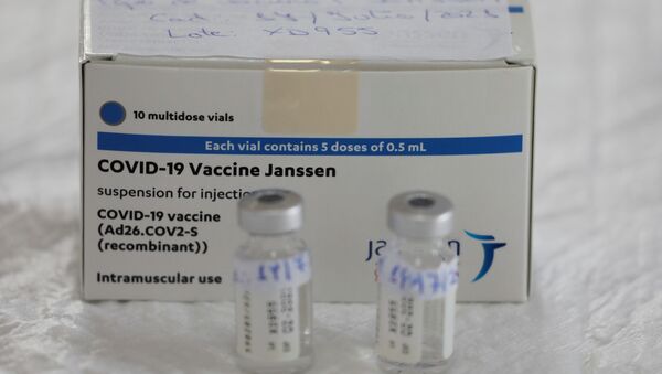 Frascos vazios da vacina da Johnson & Johnson contra a COVID-19 são vistos em uma mesa em um centro de vacinação em Ronda, Espanha, 23 de abril de 2021 - Sputnik Brasil