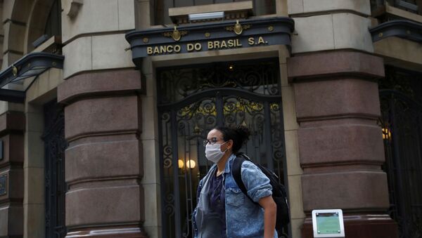 Mulher com máscara caminhando no centro de São Paulo durante a pandemia da COVID-19. - Sputnik Brasil