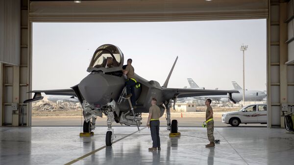 Tripulação de caça F-35 e tripulação se prepara para missão na Base Aérea de Al-Dhafra, nos Emirados Árabes Unidos, 5 de agosto de 2019 - Sputnik Brasil