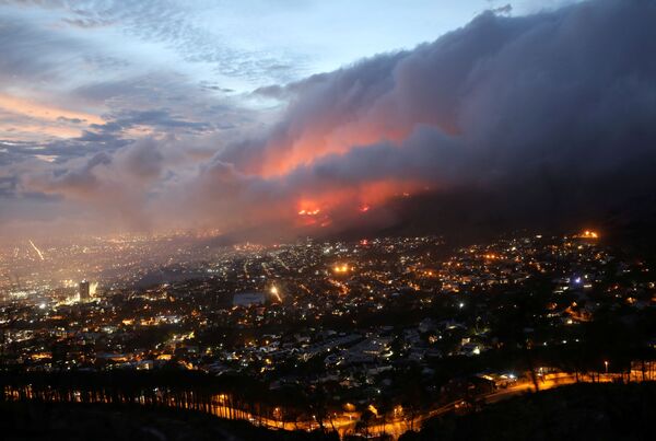 Incêndio florestal nas encostas da Montanha da Mesa na Cidade do Cabo, África do Sul, 19 de abril de 2021 - Sputnik Brasil