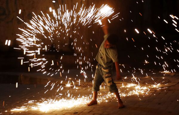 Menino joga com fogos de artifício celebrando o Ramadã, o mês de jejum dos muçulmanos, na cidade de Gaza, Palestina, 20 de abril de 2021 - Sputnik Brasil