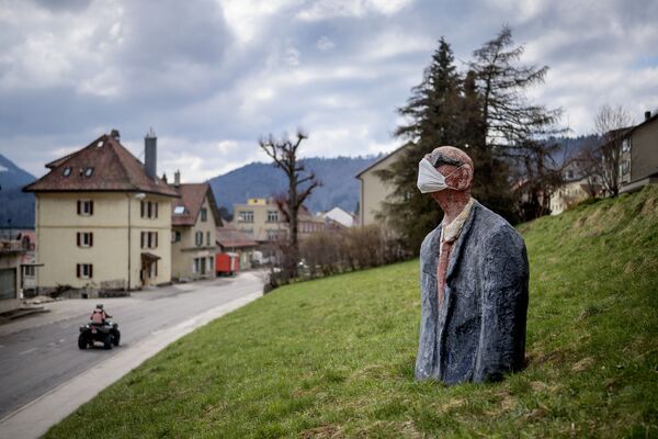 Estátua de homem usando máscara de proteção em Sainte-Croix, Suíça, 18 de abril de 2021 - Sputnik Brasil