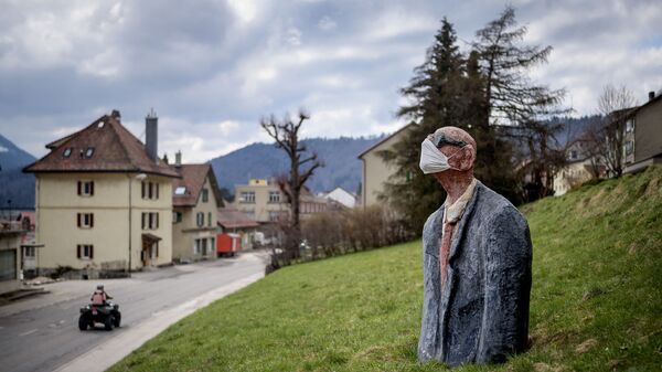 Estátua de homem usando máscara de proteção em Sainte-Croix, Suíça, 18 de abril de 2021 - Sputnik Brasil