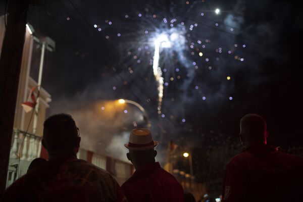 Crentes observando fogos de artifício durante celebrações do dia de São Jorge no Rio de Janeiro, 23 de abril de 2021 - Sputnik Brasil