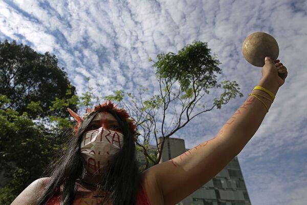 Indígena protestando contra ações do presidente brasileiro, Jair Bolsonaro, durante a pandemia de COVID-19 no país, Brasília, 20 de abril de 2021 - Sputnik Brasil