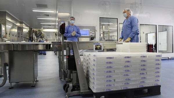 Employees work at the factory of U.S. pharmaceutical company Pfizer during a visit by European Commission President Ursula von der Leyen (not pictured) to oversee the production of the Pfizer-BioNtech COVID-19 vaccine, in Puurs, Belgium April 23, 2021. - Sputnik Brasil
