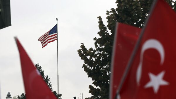 Bandeiras turcas são erguidas durante protesto em frente à Embaixada dos Estados Unidos em Ancara, na Turquia, em 8 de outubro de 2019 - Sputnik Brasil