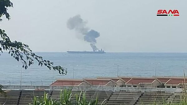 Fumaça sobe de um navio-tanque na cidade costeira de Baniyas, Síria - Sputnik Brasil