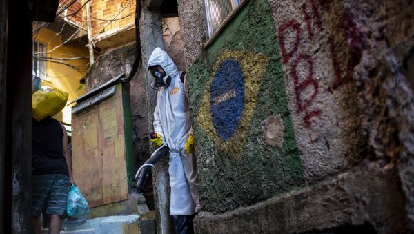 Funcionário pulveriza desinfetante em um beco para ajudar a conter a propagação do novo coronavírus na favela Santa Marta, no Rio de Janeiro, em 24 de abril de 2021. - Sputnik Brasil