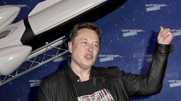 Proprietário da SpaceX e CEO da Tesla, Elon Musk chega ao tapete vermelho para o prêmio de mídia Axel Springer, em Berlim, em 1º de dezembro de 2020 - Sputnik Brasil