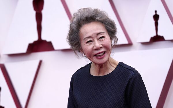 Youn Yuh-jung chega ao Oscar no domingo, 25 de abril de 2021, na Union Station em Los Angeles - Sputnik Brasil
