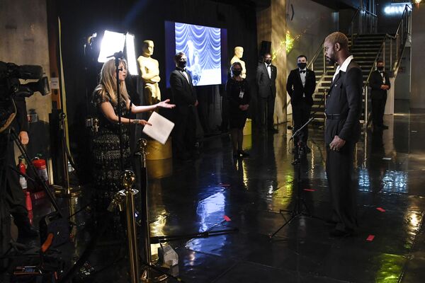 Ator Lakeith Stanfield durante a transmissão em vídeo da cerimônia do Oscar
 - Sputnik Brasil