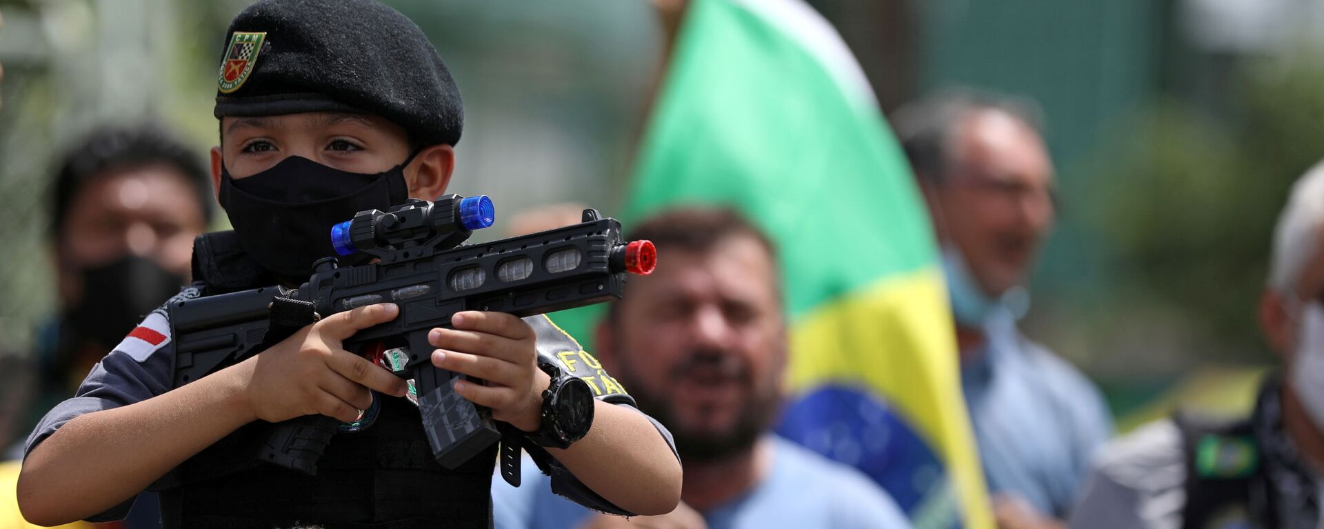 Garoto aponta arma de brinquedo durante protesto contra o presidente Jair Bolsonaro, em Manaus, 23 de abril de 2021  - Sputnik Brasil, 1920, 15.07.2021