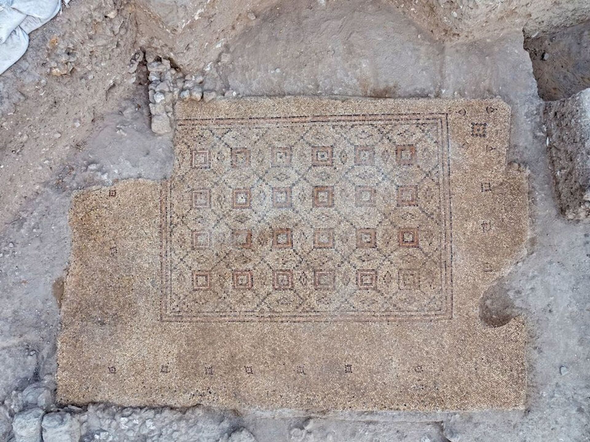 Tapete pomposo: mosaico de cerca de 1.600 anos é desenterrado em cidade israelense (FOTOS) - Sputnik Brasil, 1920, 26.04.2021