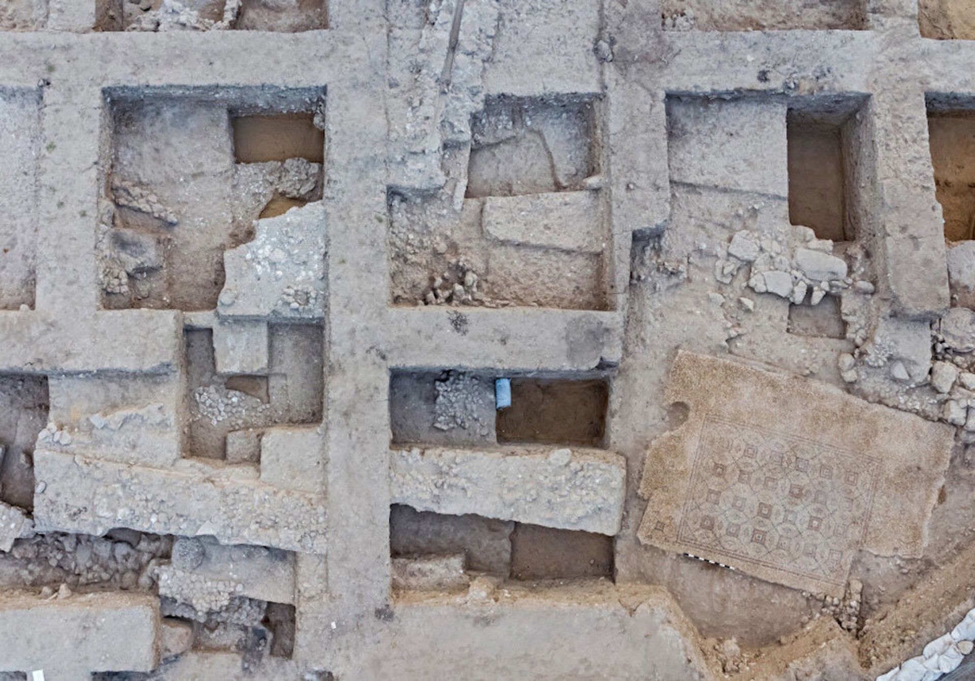 Tapete pomposo: mosaico de cerca de 1.600 anos é desenterrado em cidade israelense (FOTOS) - Sputnik Brasil, 1920, 26.04.2021