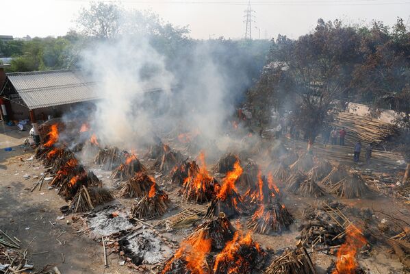 Em Nova Deli, na Índia, piras funerárias realizam a cremação de pessoas mortas por COVID-19, em 26 de abril de 2021 - Sputnik Brasil