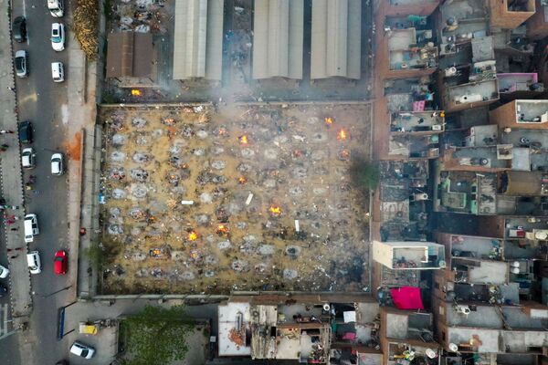 Em Nova Deli, na Índia, vista aérea mostra piras funerárias em meio à cremação de pessoas mortas por COVID-19, em 26 de abril de 2021 - Sputnik Brasil