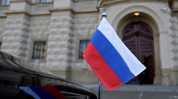 Em Praga, na República Tcheca, uma bandeira da Rússia é vista em um carro em frente ao Ministério das Relações Exteriores tcheco, em 21 de abril de 2021 - Sputnik Brasil