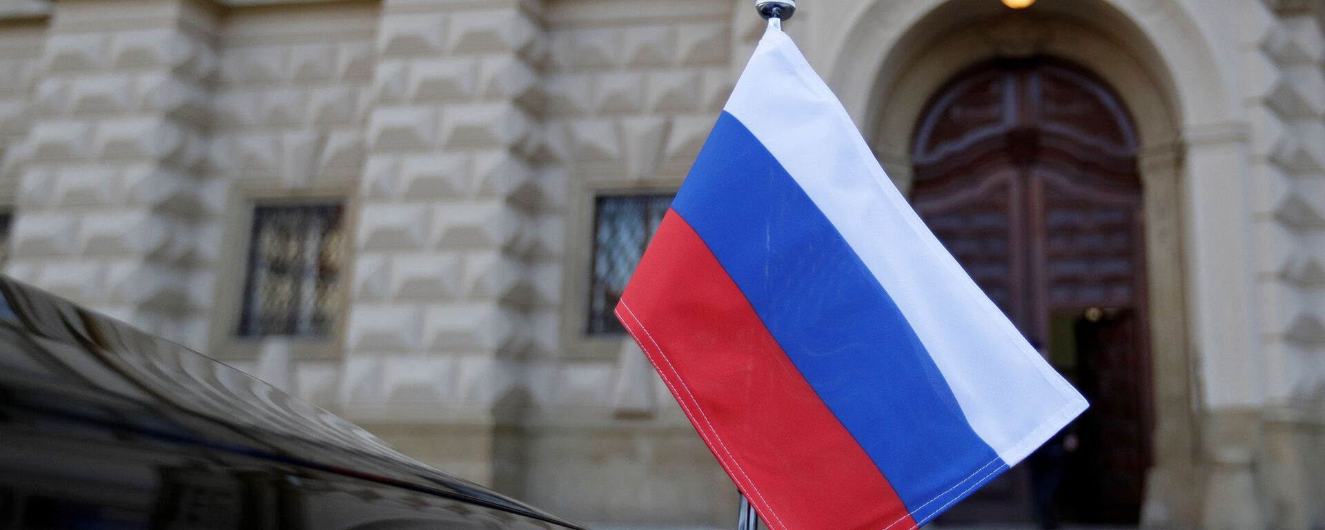 Em Praga, na República Tcheca, uma bandeira da Rússia é vista em um carro em frente ao Ministério das Relações Exteriores tcheco, em 21 de abril de 2021 - Sputnik Brasil, 1920, 11.04.2022