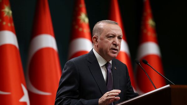 Em Ancara, o presidente da Turquia Recep Tayyip Erdogan discursa após uma reunião de gabinete, em 26 de abril de 2021 - Sputnik Brasil