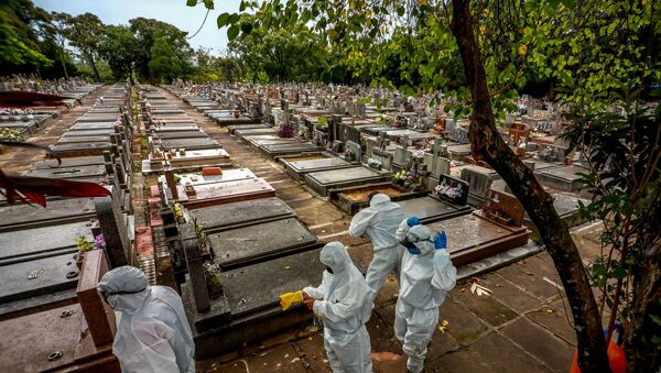 Enterro de vítima da COVID-19 em cemitério de Porto Alegre, no Rio Grande do Sul. - Sputnik Brasil